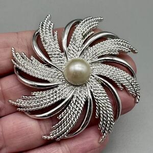 Vintage Silver Tone Sarah Coventry Pearl Flower Brooch Pin, 2 1/4"
